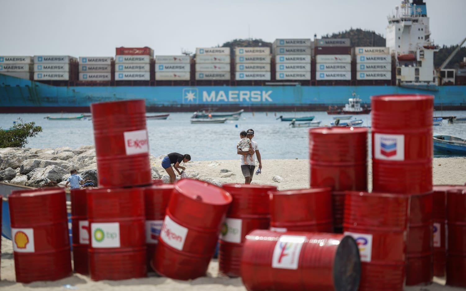 En manifestation från kampanjen "Make polluters pay" i måndags, samtidigt som utfasningsmötet hålls i Santa Marta. 