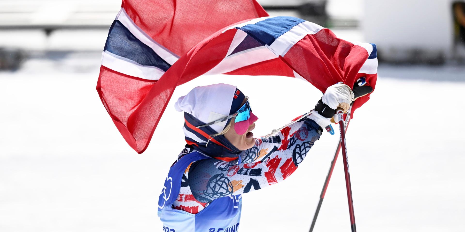 Therese Johaug firar sitt tredje OS-guld i Peking.