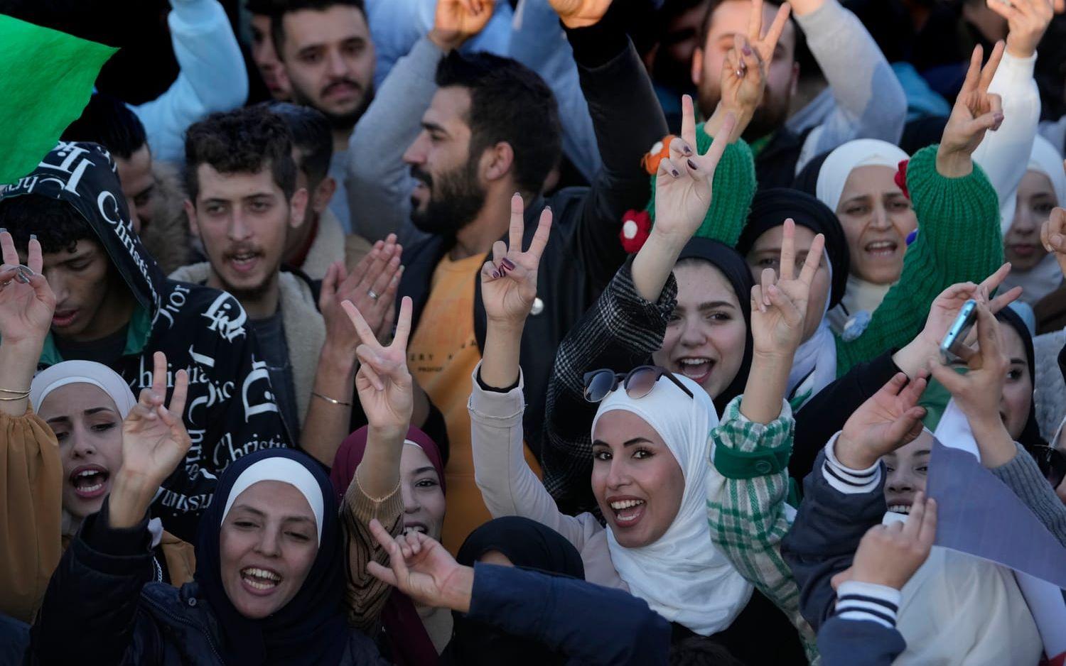 Damaskusbor firar Assadregimens fall i samband med fredagsbönen den 13 december.