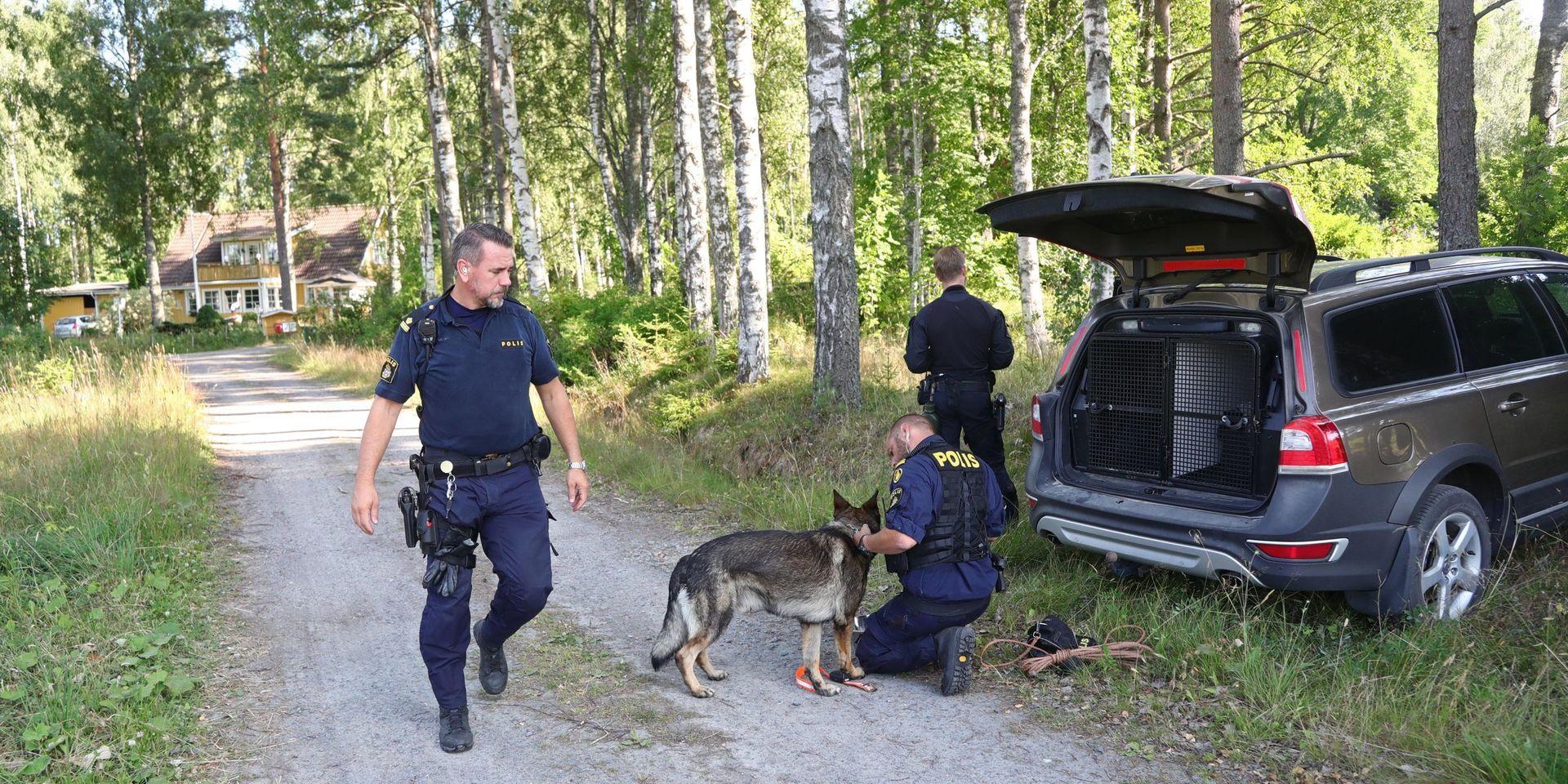 Polis letar efter en mordmisstänkt fånge som rymde och försvann i skogarna väster om Laxå tidigare under torsdagen. 