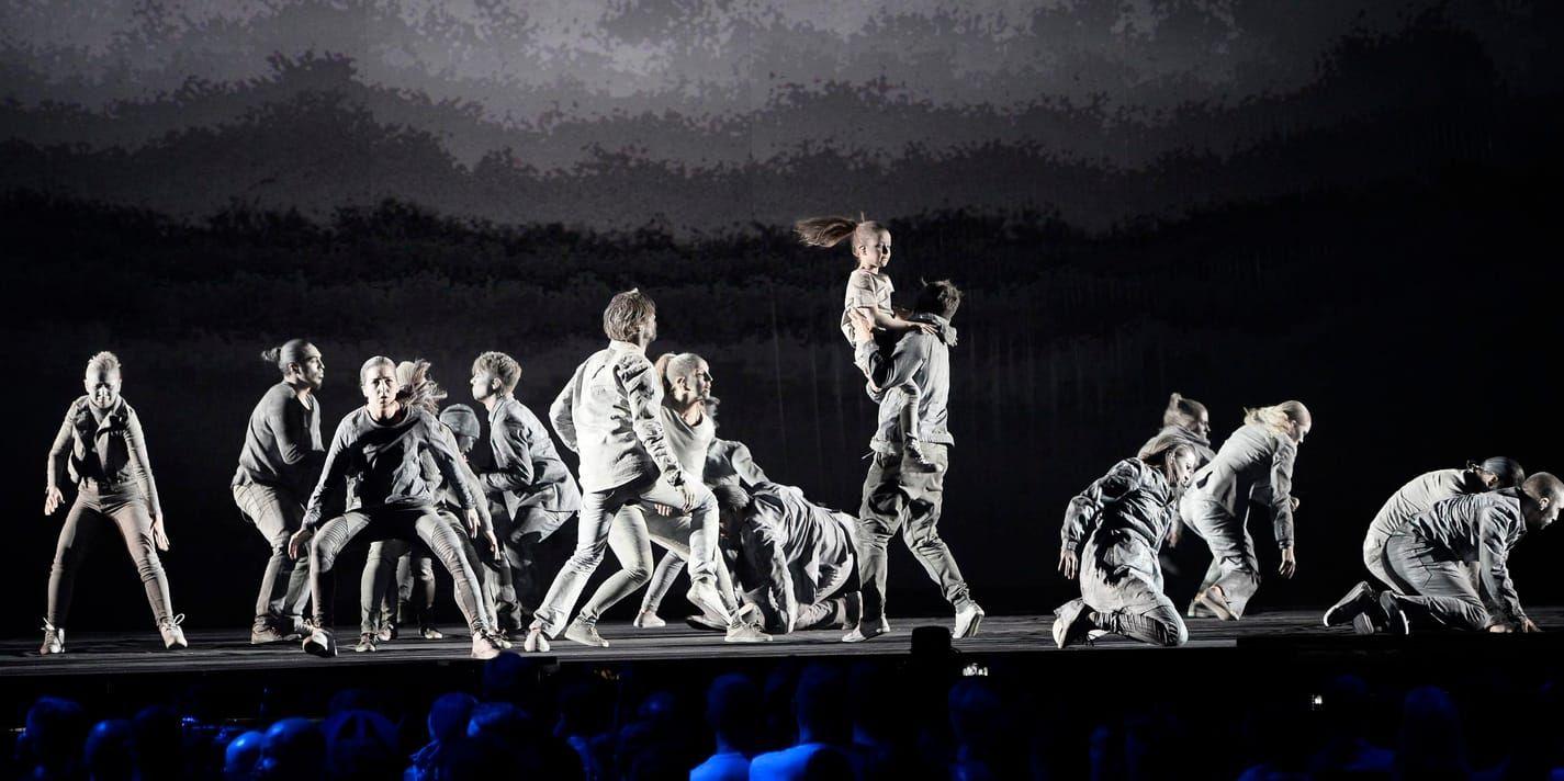 Dansnumret "The grey people" under måndagskvällens genrep inför den första semifinalen under Eurovision Song Contest i Globen i Stockholm.