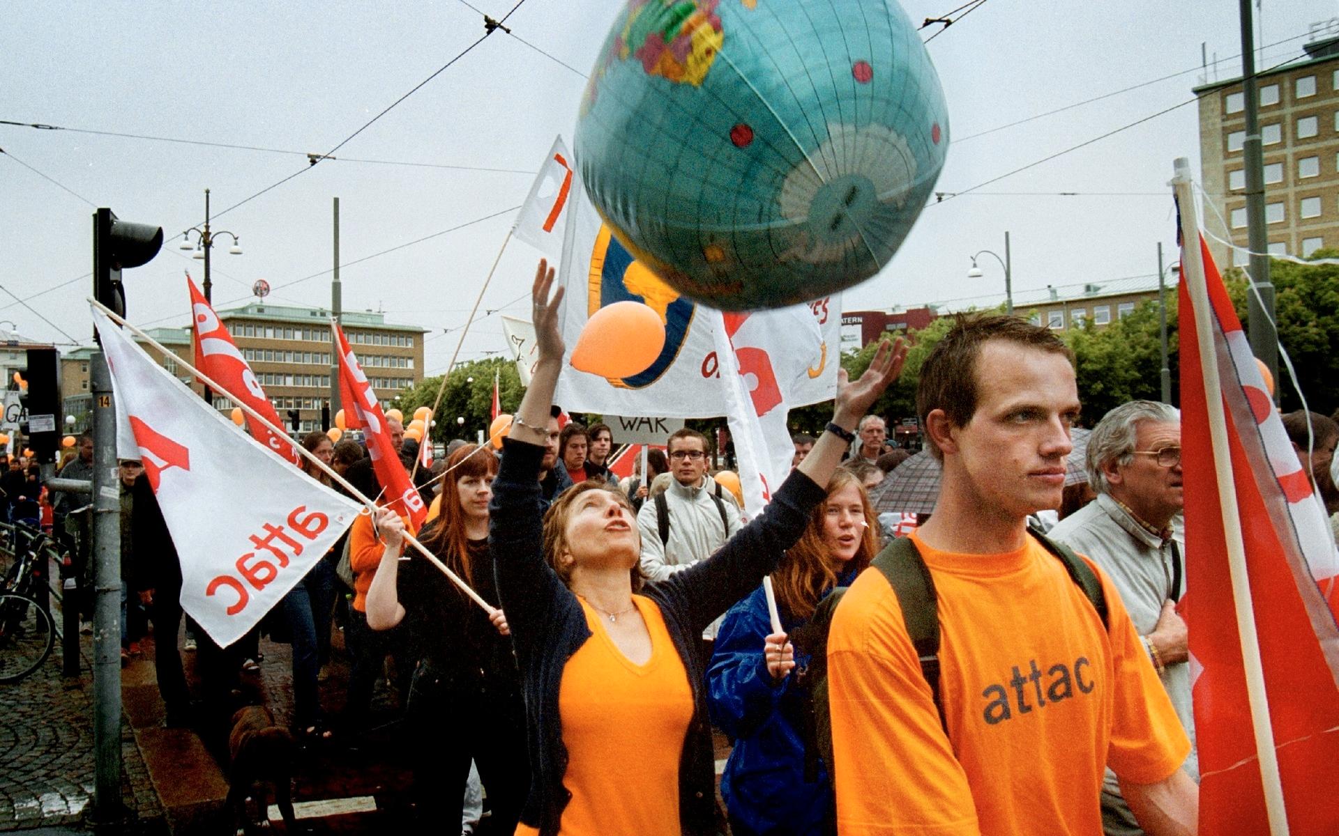 Rättviserörelsen Attac demonstrerar under EU-toppmötet i Göteborg 2001. 