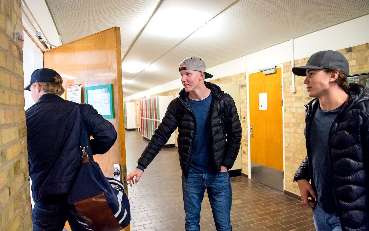 Backcoachen Pär Johansson har kallat in Rasmus på genomgång och den drar ut på tiden. Det blir fem minuters sen ankomst på lektionen. Bild: GP
