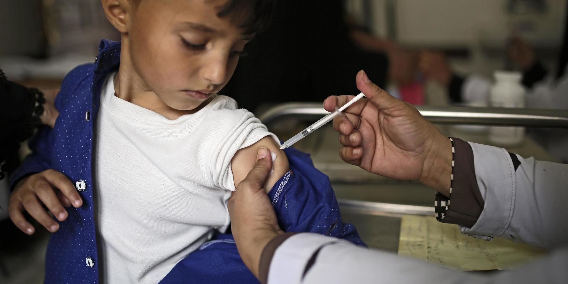 En pojke får difterivaccin i Jemen i en bild från september förra året. 