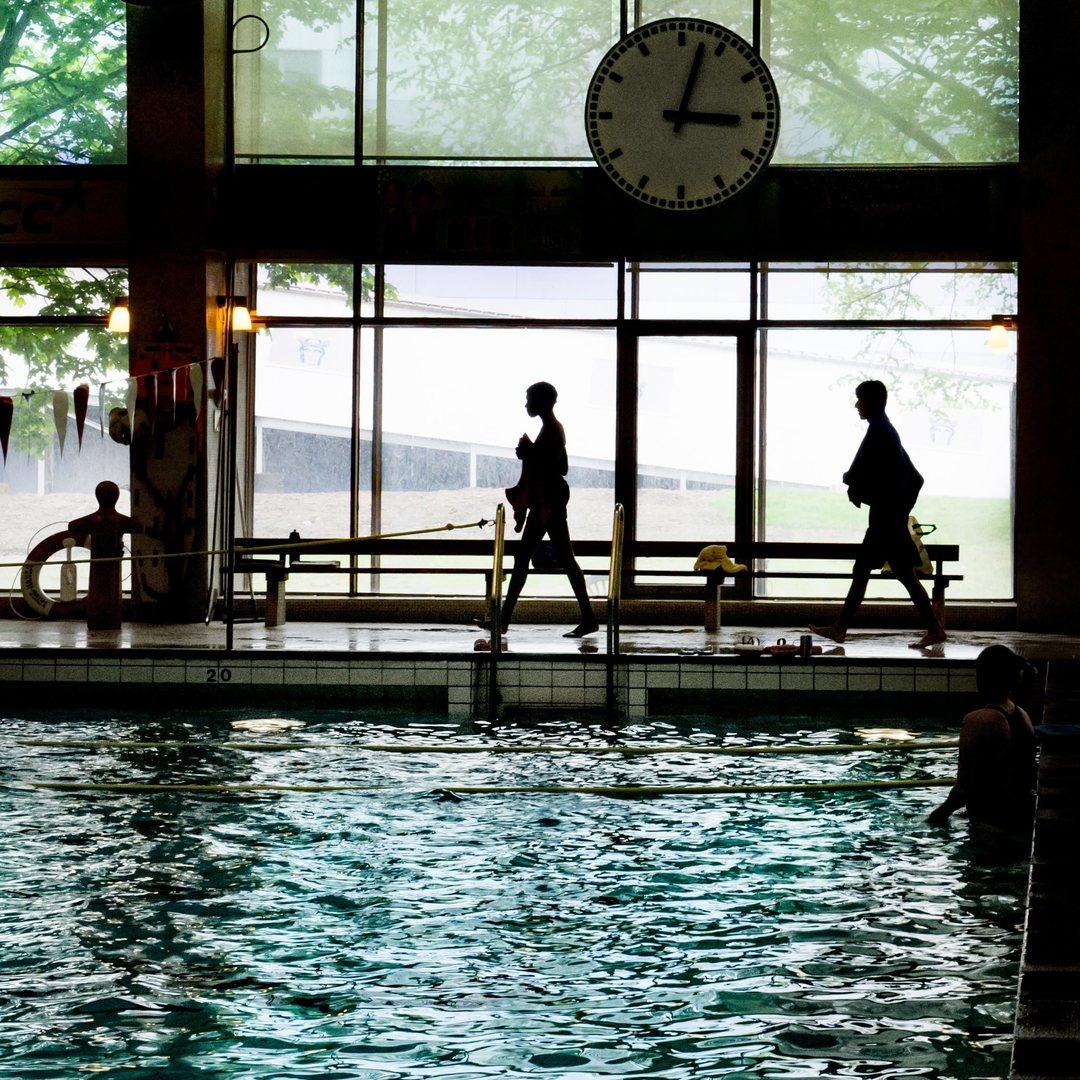 Att lära sig simma kan ge en trygghet och en livförsäkring. 