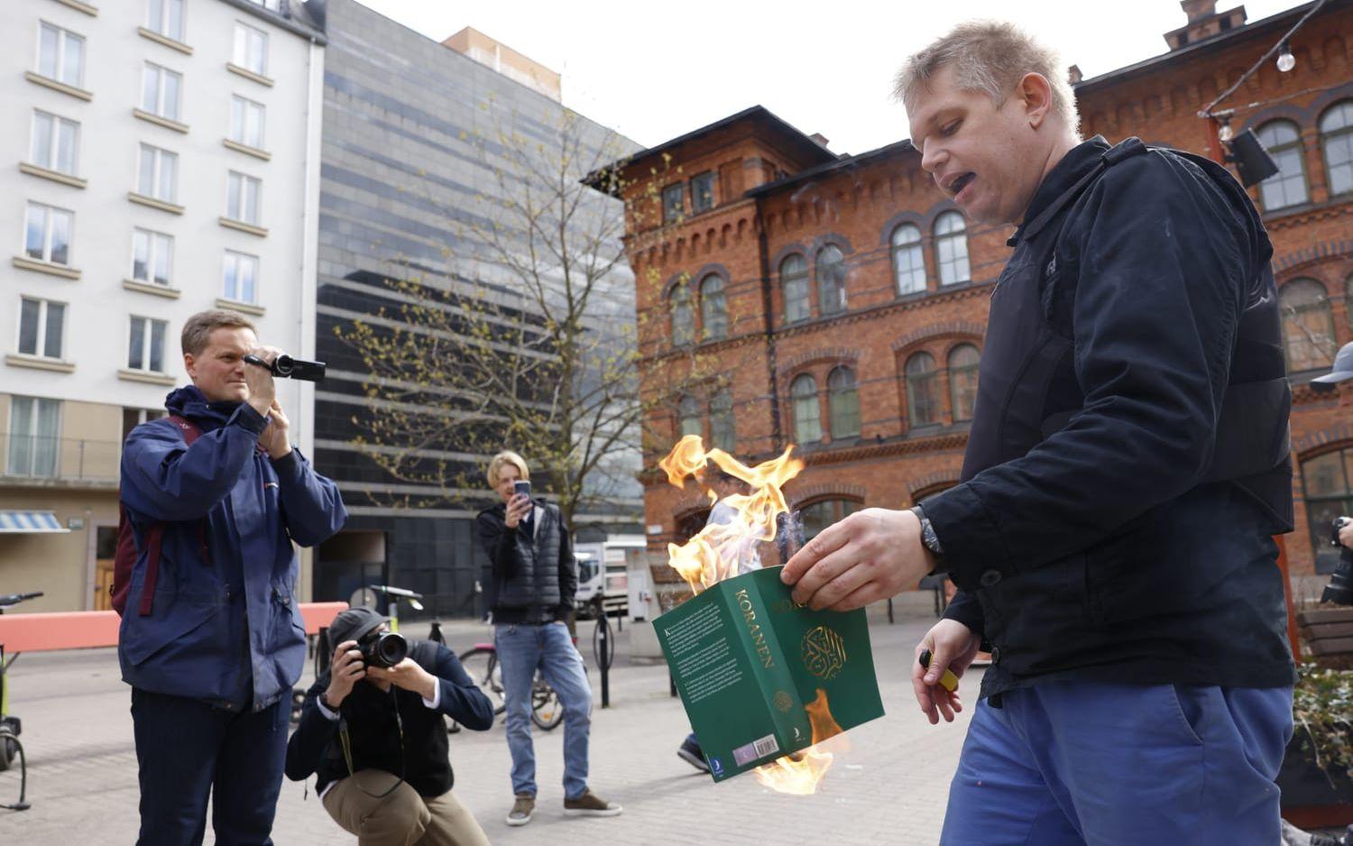 Danska högerextremisten Rasmus Paludan brände en koran även på Norra Bantorget i Stockholm på söndagen.