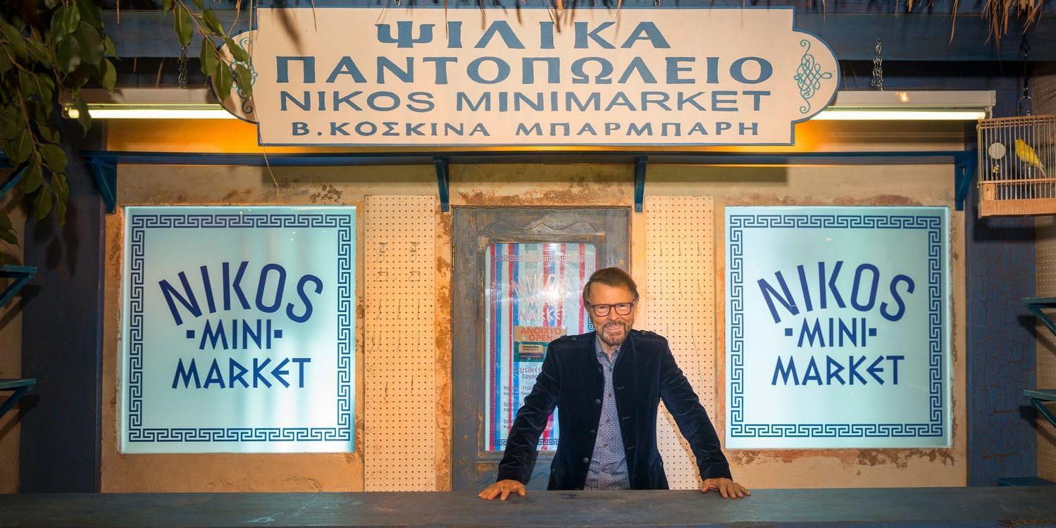 Nikos har inte bara en taverna på Skopelos, han har också en matbutik. 'Det är en liten sak, men vi lanserar Nikos som ett eget varumärke, 'Nikos kryddor' och sådana grejer', säger Björn Ulvaeus.