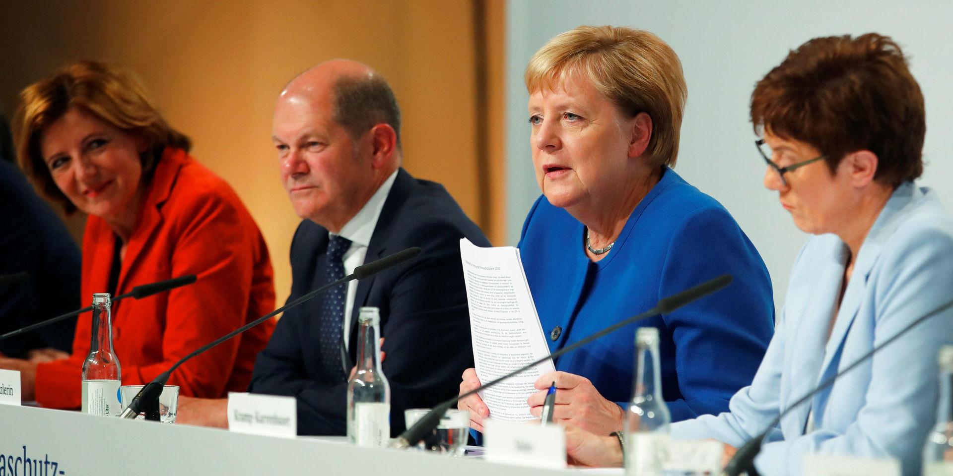 Tysklands förbundskansler Angela Merkel, CDU:s partiordförande Annegret Kramp-Karrenbauer, finansminister Olaf Scholz och socialdemokraternas interrimledare Malu Dreyer presenterar tyska miljösatsningar på en presskonferens i Berlin på fredagen.