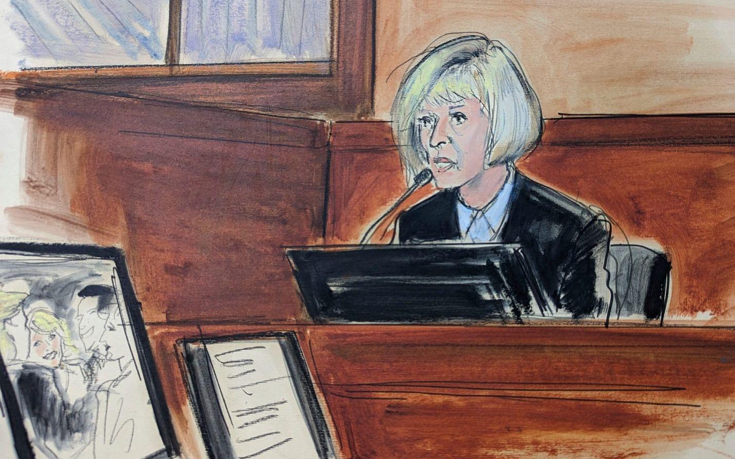E. Jean Carroll vittnar under rättegången mot Trump. Till vänster i bild står ett foto på henne med ex-presidenten.