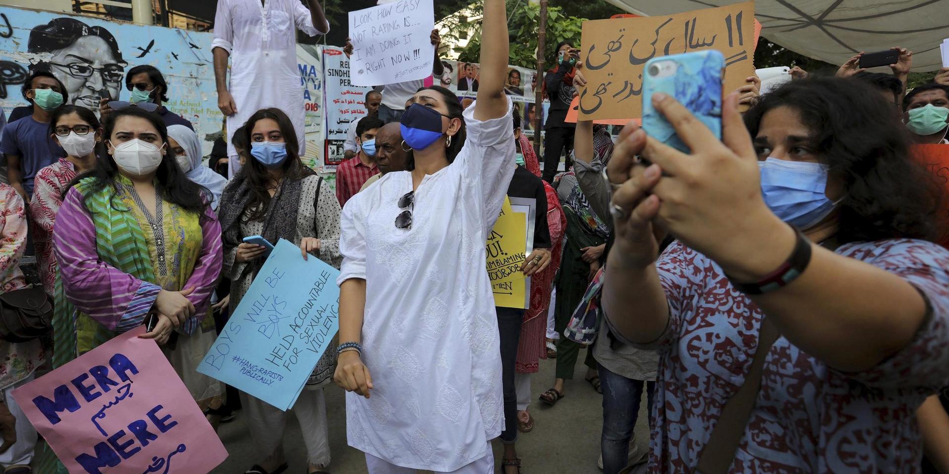 Demonstrationer i Pakistan efter våldtäkten i september förra året då en kvinna överfölls vid en motorväg. Nu har två män dömts till döden för våldtäkten. Arkivbild.