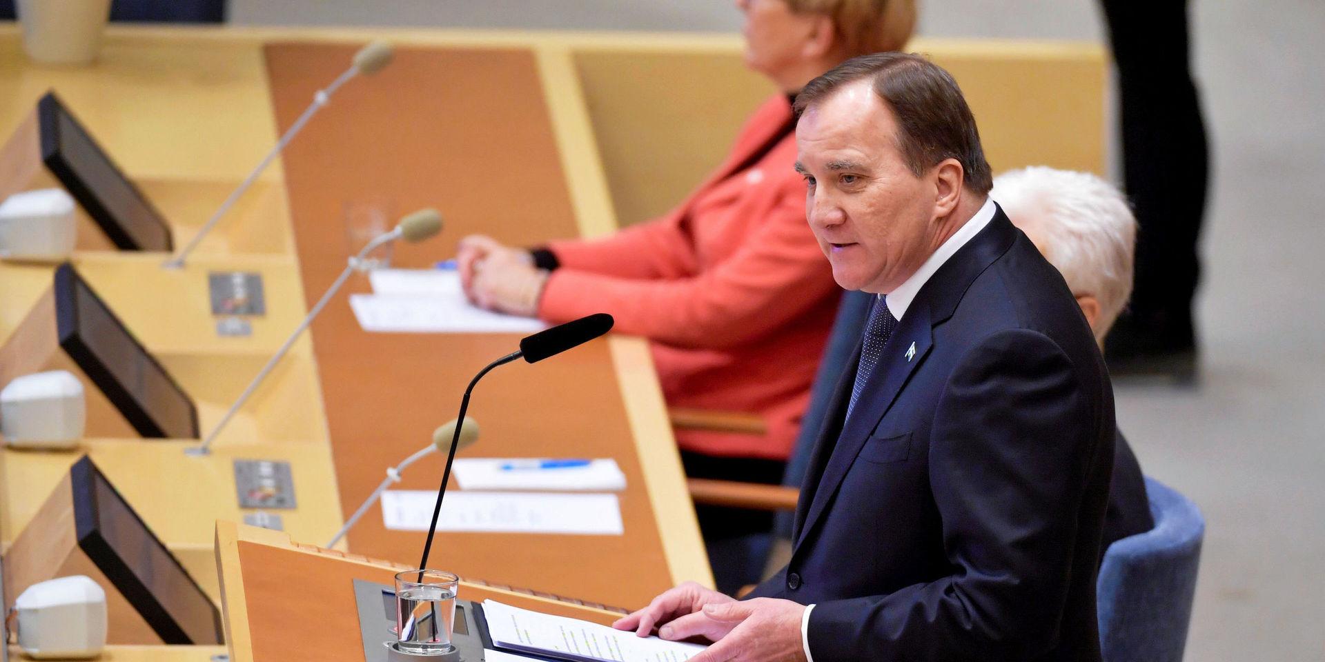 Statsminister Stefan Löfven (S) läser regeringsförklaringen i riksdagens kammare.
