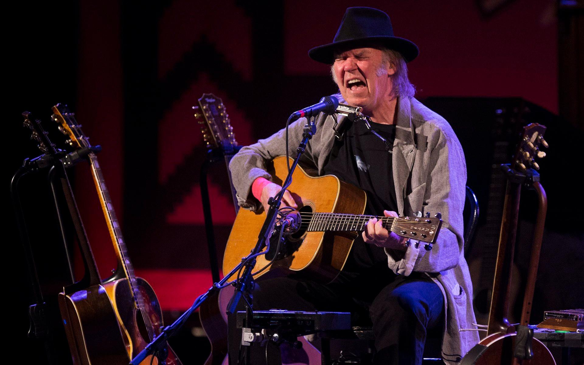 Neil Youngs musik är borta från Spotify efter att rocklegendaren förklarat att han inte vill dela plattform med...