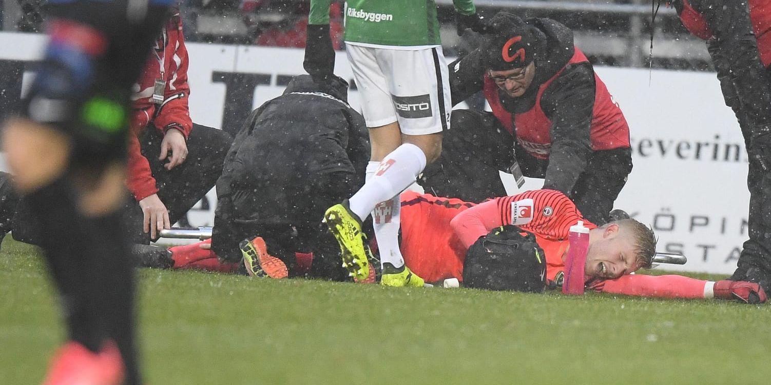 Jönköpings målvakt Anton Cajtoft vrider sig i plågor efter en befarad knäskada i den andra kvalmatchen till allsvenskan mot Trelleborg.