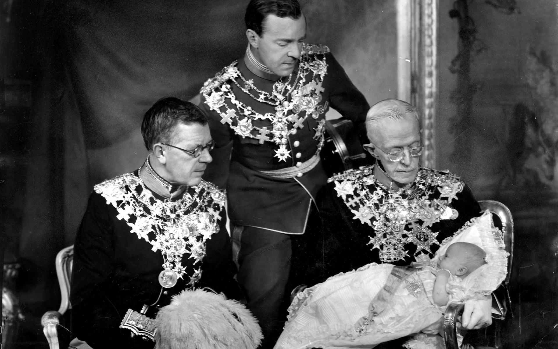 Här är förmodligen den första bilden på kung Carl Gustaf. Bilden visar fyra generationer tronföljare. Från vänster kronprins Gustaf Adolf, prins Gustaf Adolf, kung Gustaf V med prins Carl Gustaf i knät. 