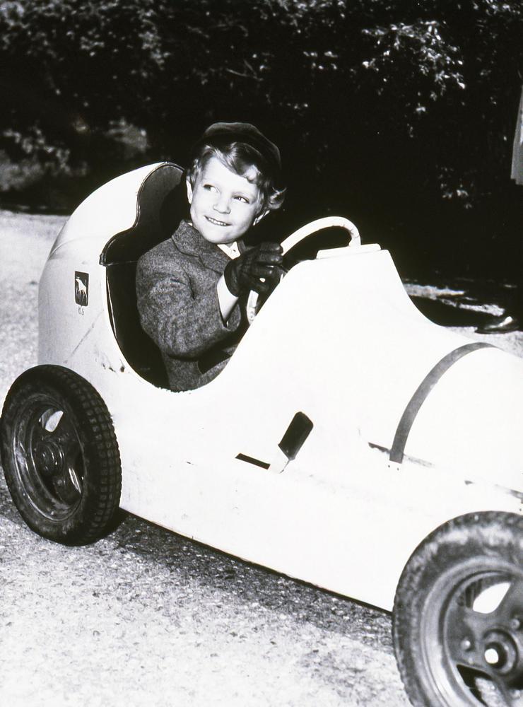 Redan i tidig ålder gillade kungen att köra bil. Här kör kronprins Carl Gustaf, 6 år, sin trampbil på Solliden, Öland.