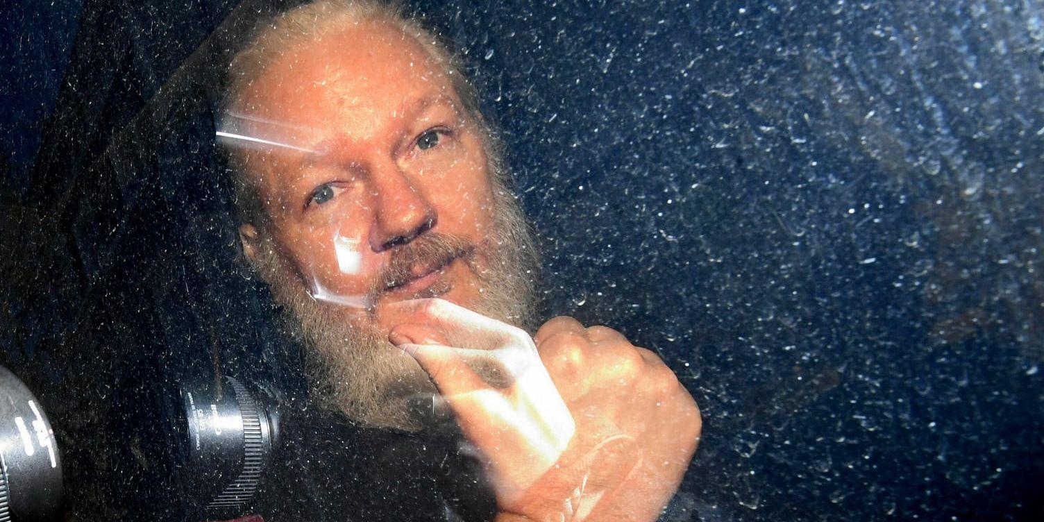 Wikileaksgrundaren Julian Assange i en polisbil sedan han gripits i London på torsdagen.