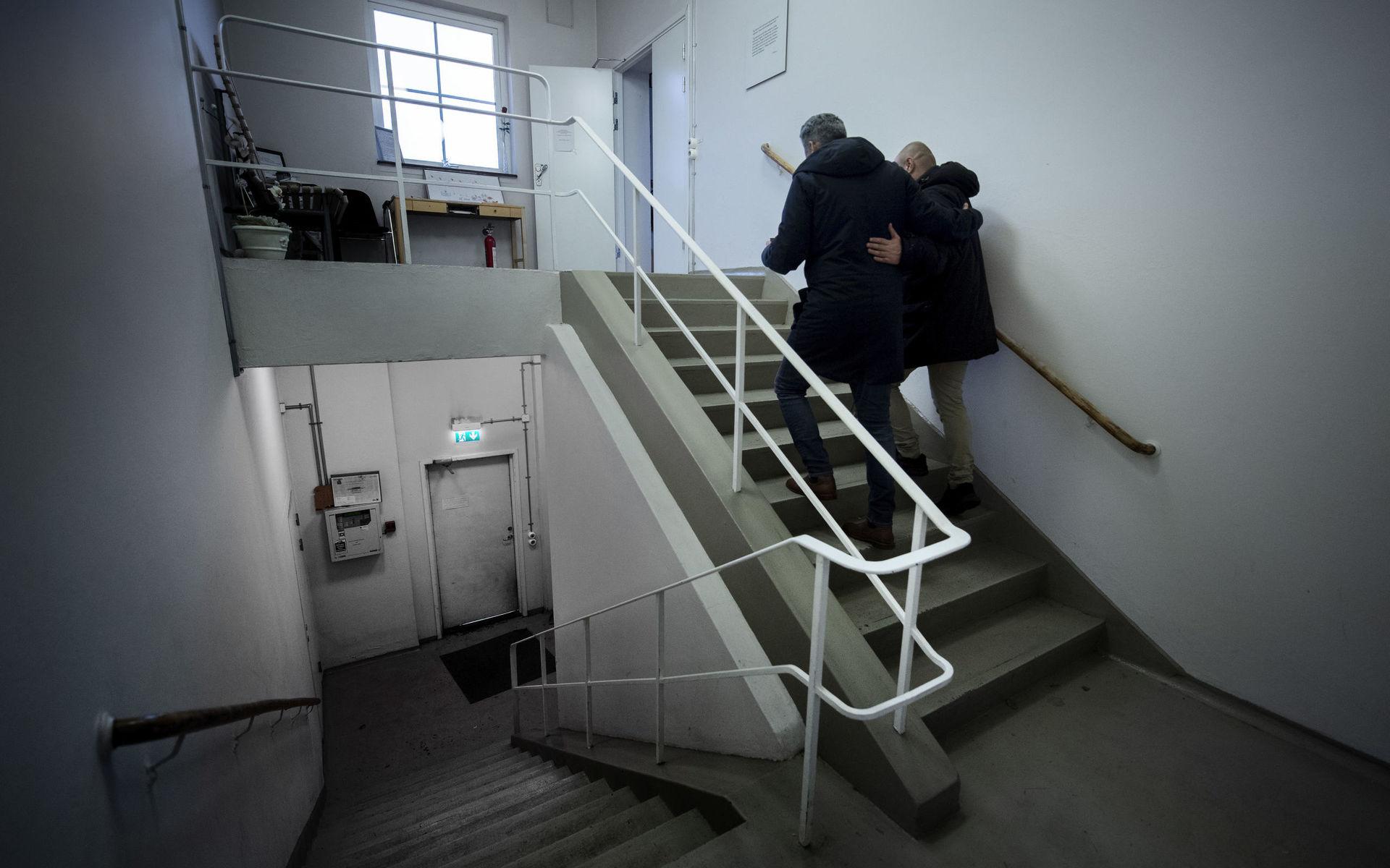 Känslofyllt. Rozbeh Aslanian och Amir Sahara går upp för trappan till brandlokalen. En lokal fylld av minnen.