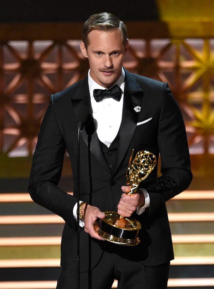 Alexander Skarsgård kammade hem priset för bästa manliga biroll i miniserie under nattens Emmy-gala i Los Angeles. Foto: TT/Chris Pizzello
