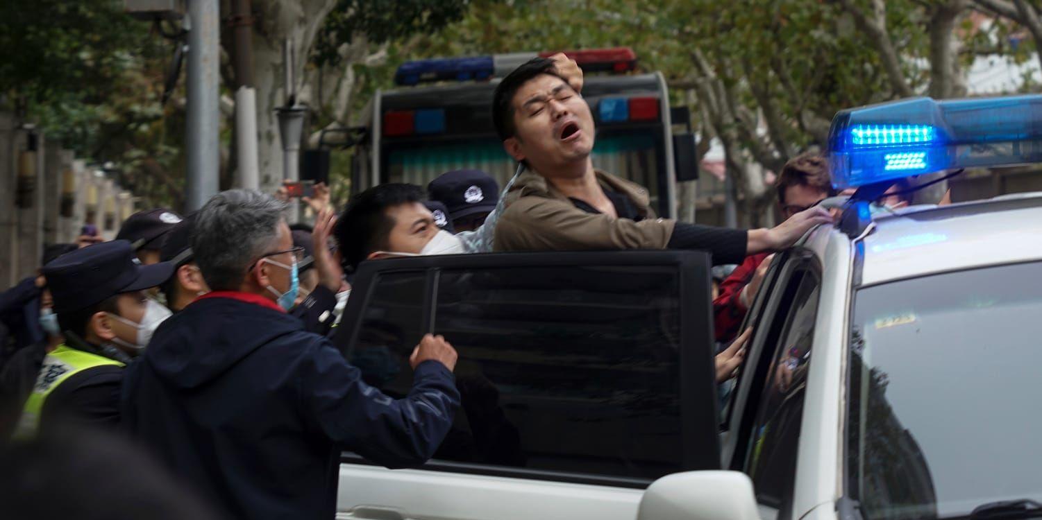 I flera stora städer i Kina har det skett omfattande protester mot regimen över dess censur och hårda covid-policyer. Nu uppger invånare till internationella medier att myndigheterna försöker få fram bevis på var de har befunnit sig i helgen. 