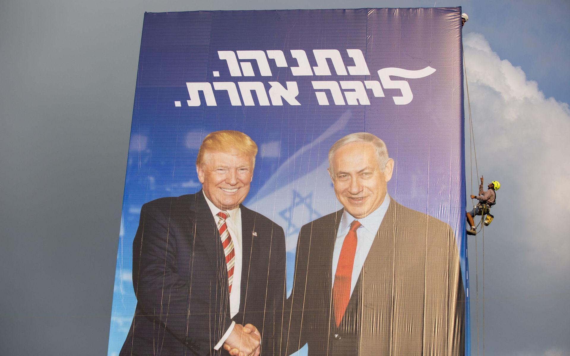 På valaffischerna ses Netanyahu skaka hand med USA:s president Donald Trump med orden: Netanyahu. En annan liga.