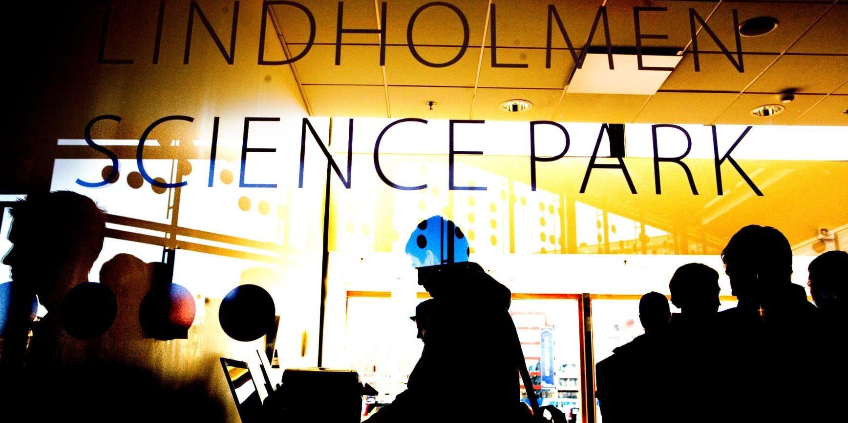 Personer i siluett ses genom en ruta på Lindholmen Science Park