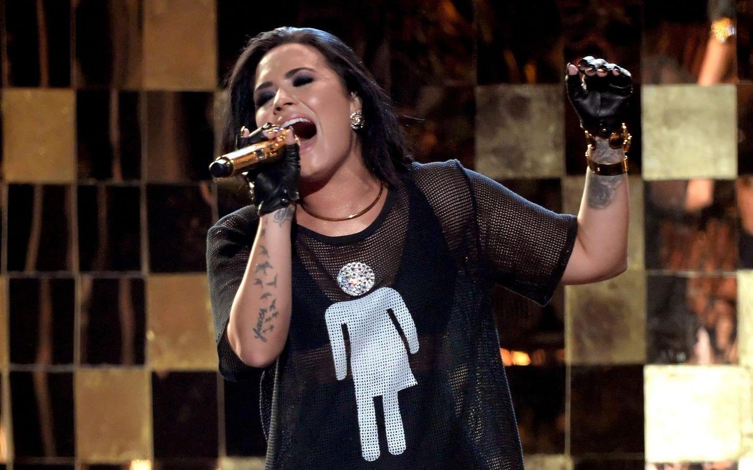 Demi Lovato uppträder på Billboard Music Awards. Foto: TT.