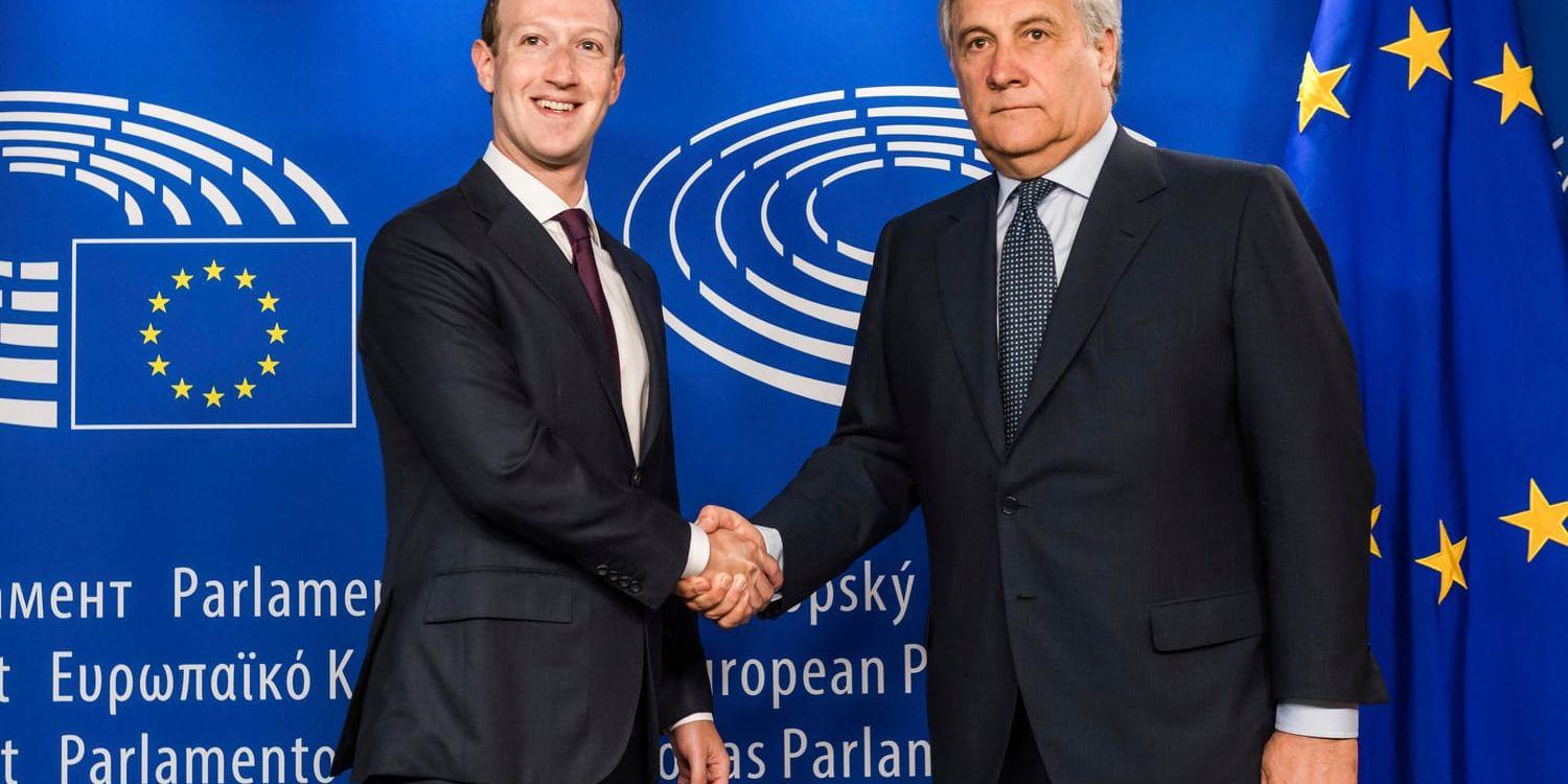 Facebooks vd och grundare Mark Zuckerberg skakar hand med EU-parlamentets talman Antonio Tajani i Bryssel.