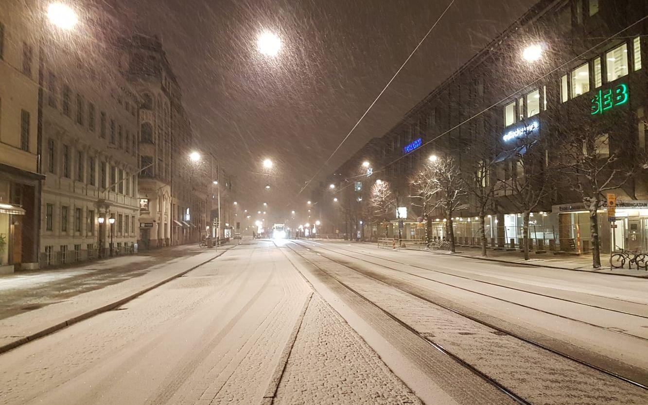 Snö på Östra Hamngatan under söndagskvällen. Bild: Läsarbild