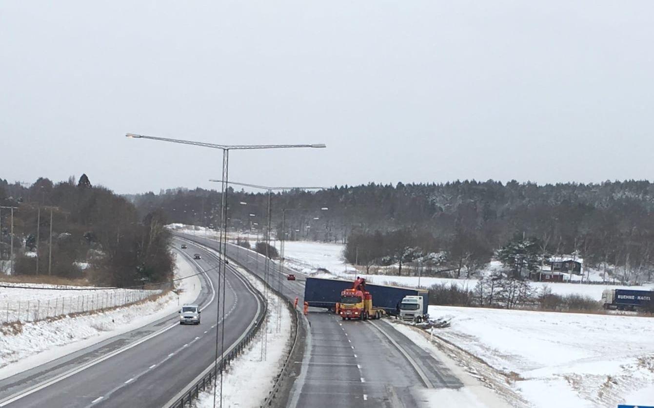En lastbil blockerade tidigare under måndagen E6 i höjd med Stora Höga. Bild: Mikael S Andersson