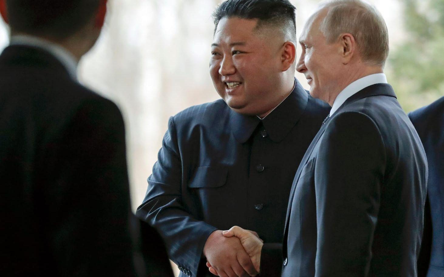 Nordkoreas ledare Kim Jong-Un och Rysslands president Vladimir Putin planerar ett möte för att diskutera en vapenaffär mellan länderna. Bild från deras möte 2019 i Vladivostok.