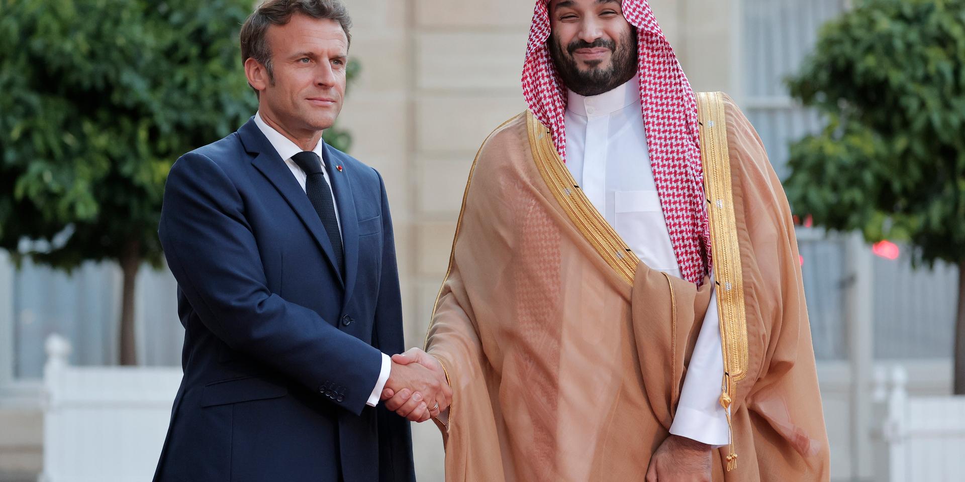 Frankrikes president Emmanuel Macron välkomnar Saudiarabiens kronprins Mohammed bin Salman när han anländer till Élyséepalatset. Arkiv