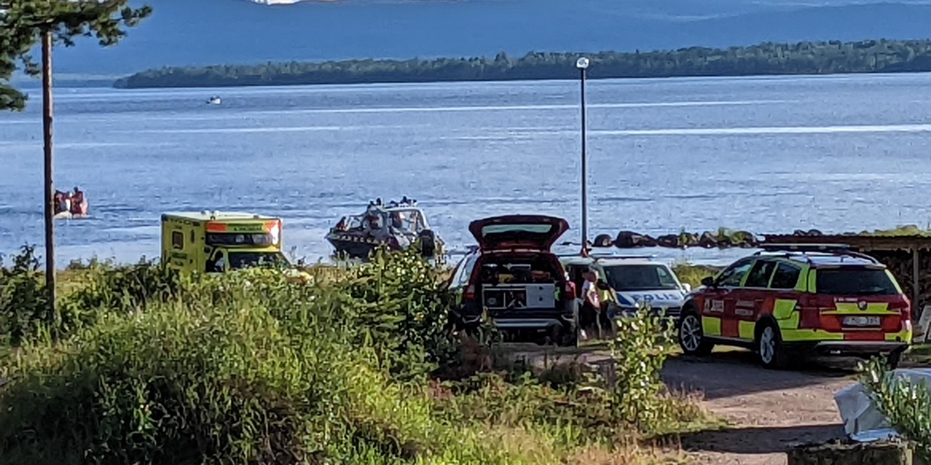 Ett mindre flygplan kraschade ned i Siljan under måndagseftermiddagen. Under kvällen deltar personal från räddningstjänsten, Sjöräddningssällskapet och polis i räddningsarbetet.