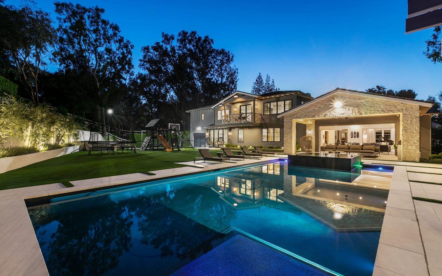 Huset ligger beläget i det exklusiva området Hidden Hills strax väster om Los Angeles. 