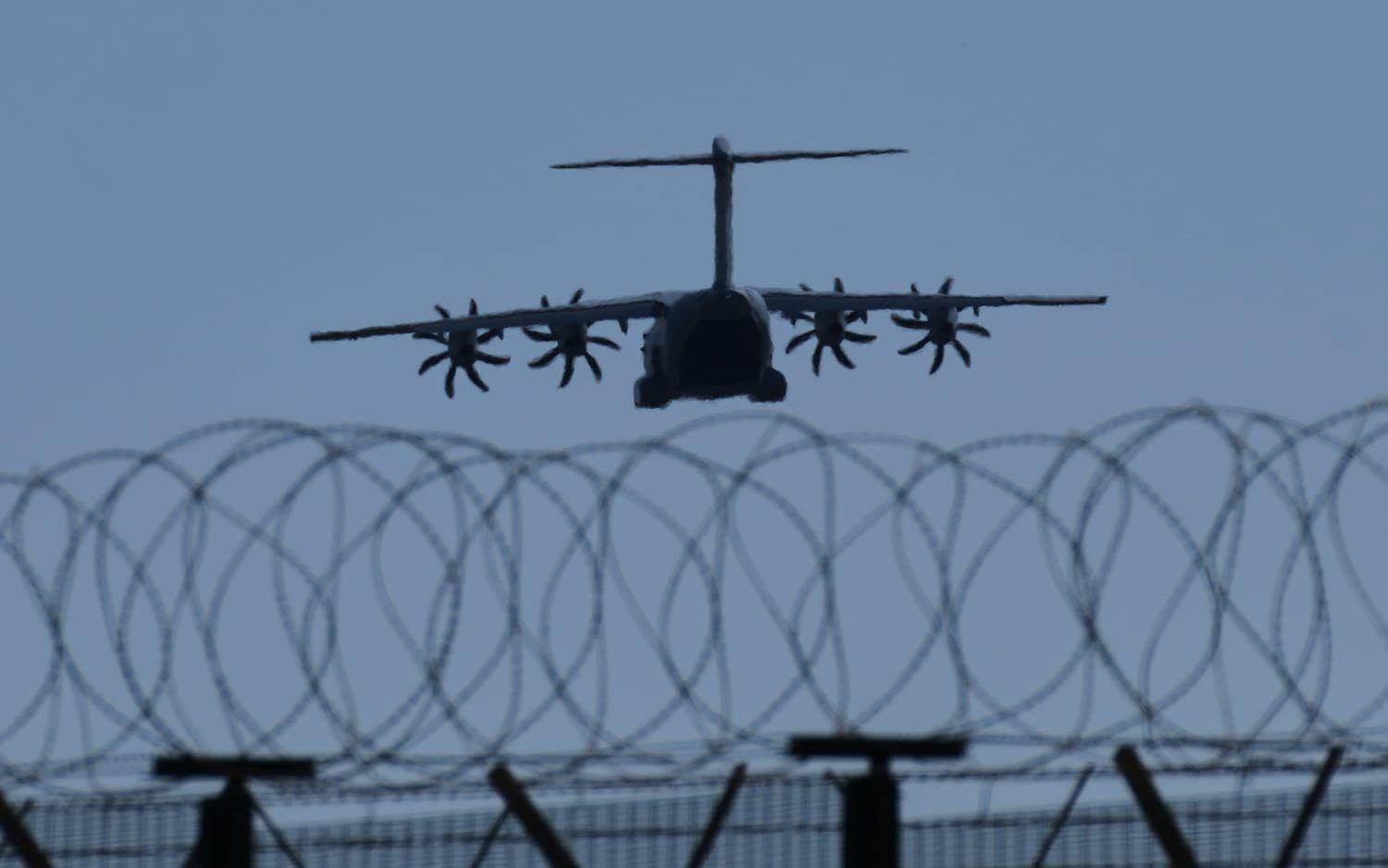 Ett transportplan på väg att landa på en av Storbritanniens baser i EU-landet Cypern i början av mars.