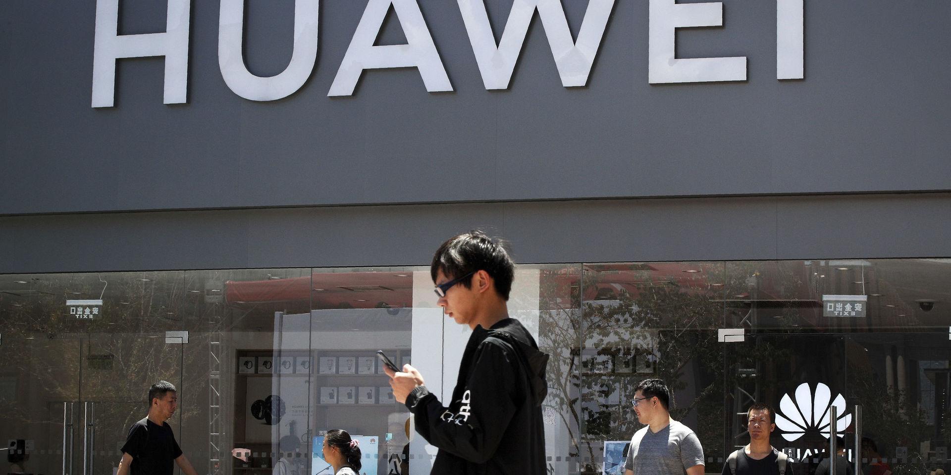 Huawei har svartlistats i USA vilket innebär hinder för amerikanska företag att göra affärer med bolaget. Men i Kina går Huaweis affär bra. Arkivbild.