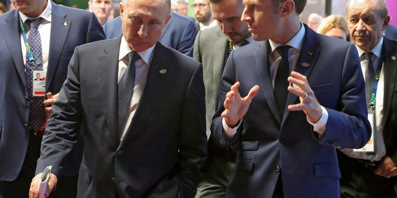 Putin och Macron samtalar under G20-mötet i Buenos Aires.