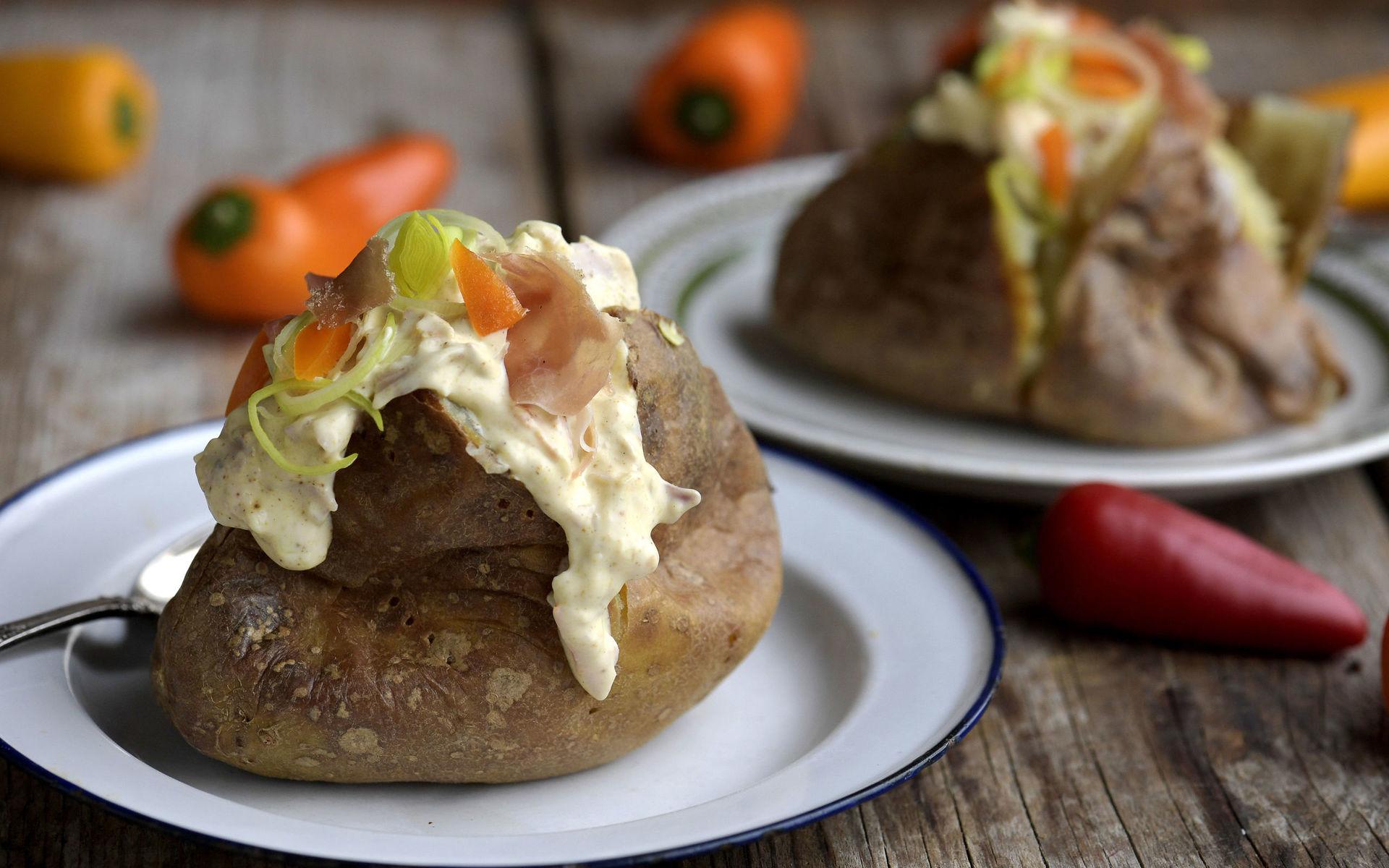 Med en piffig skinkfyllning blir en bakad potatis en hel måltid.