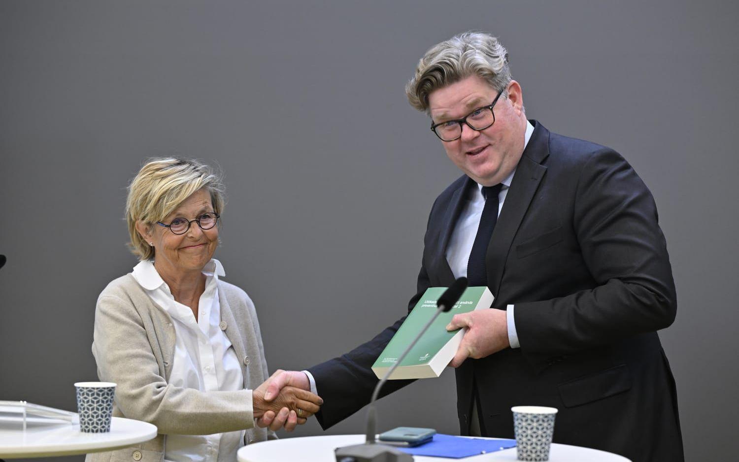 Justitieminister Gunnar Strömmer (M) och den särskilda utredaren Inger Söderholm.