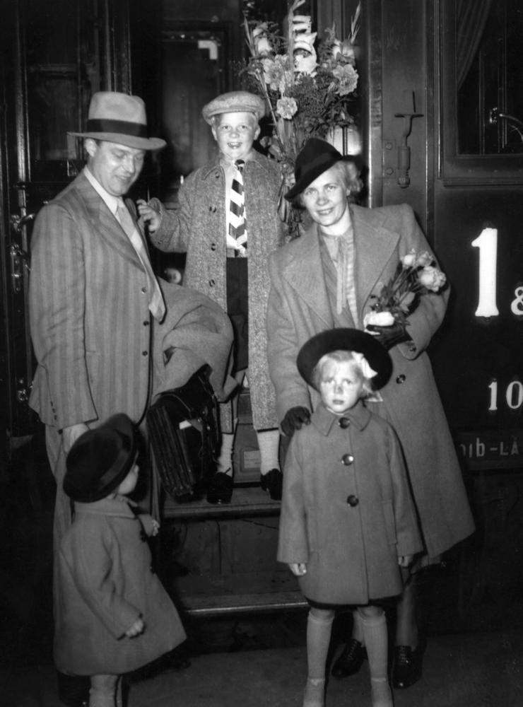 Familjen Gunnar och Alva Myrdal anländer till Stockholm med tåg tillsammans med barnen Jan, Sissela och Kaj. 