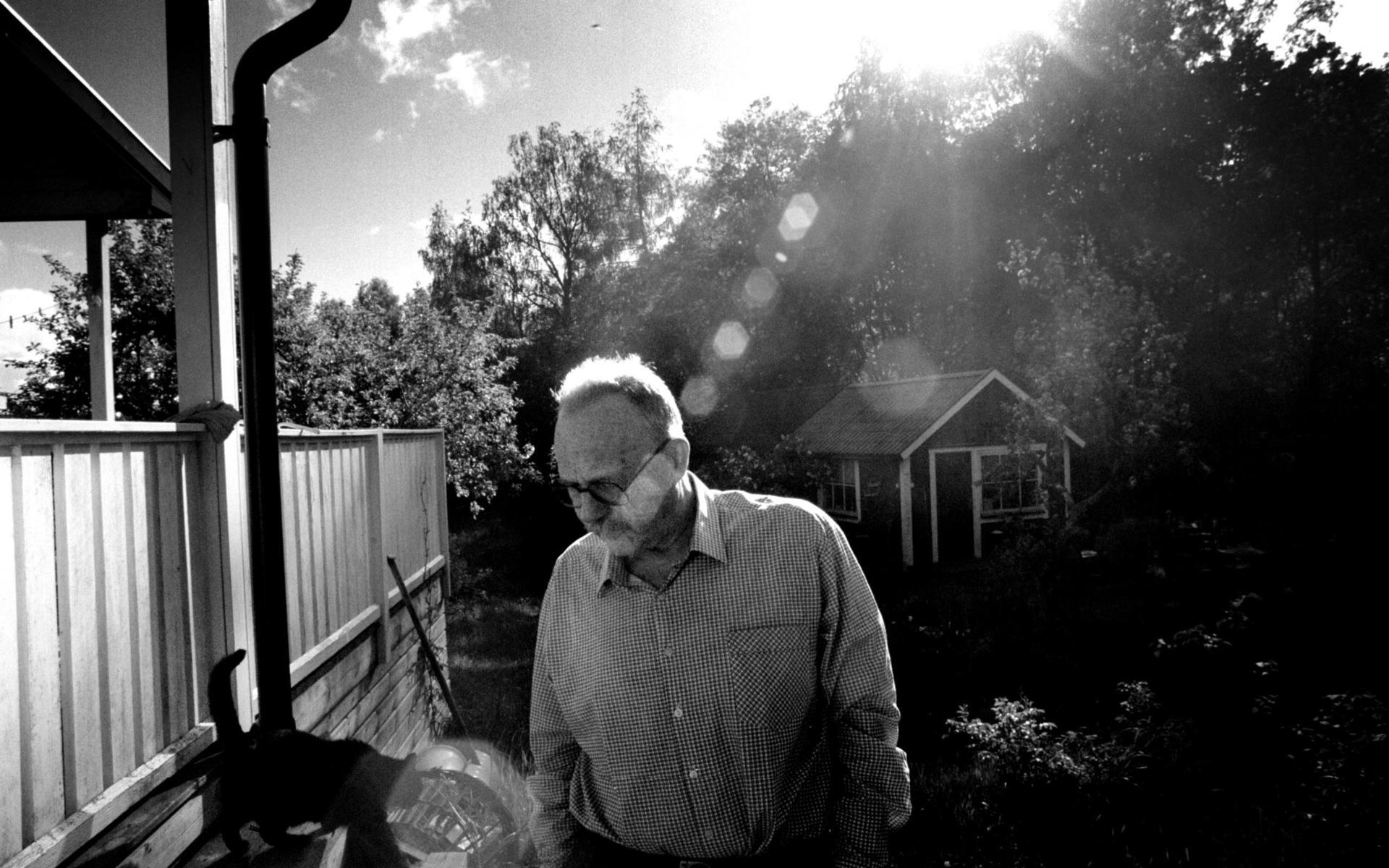 Jan Myrdal och hans katt, fotade utanför hans hus i Skinnskatteberg i Västmanland 1996. Han var då aktuell med boken ”México - dröm och längtan”, fotograferad av hans dåvarande fru Gun Kessle.