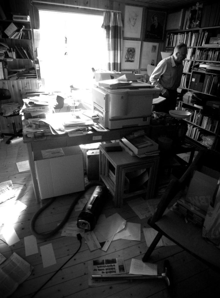 Myrdal i sitt arbetsrum i Skinnskatteberg 1996, dit brevbäraren så gott som varje dag fick leverera ett bokpaket.