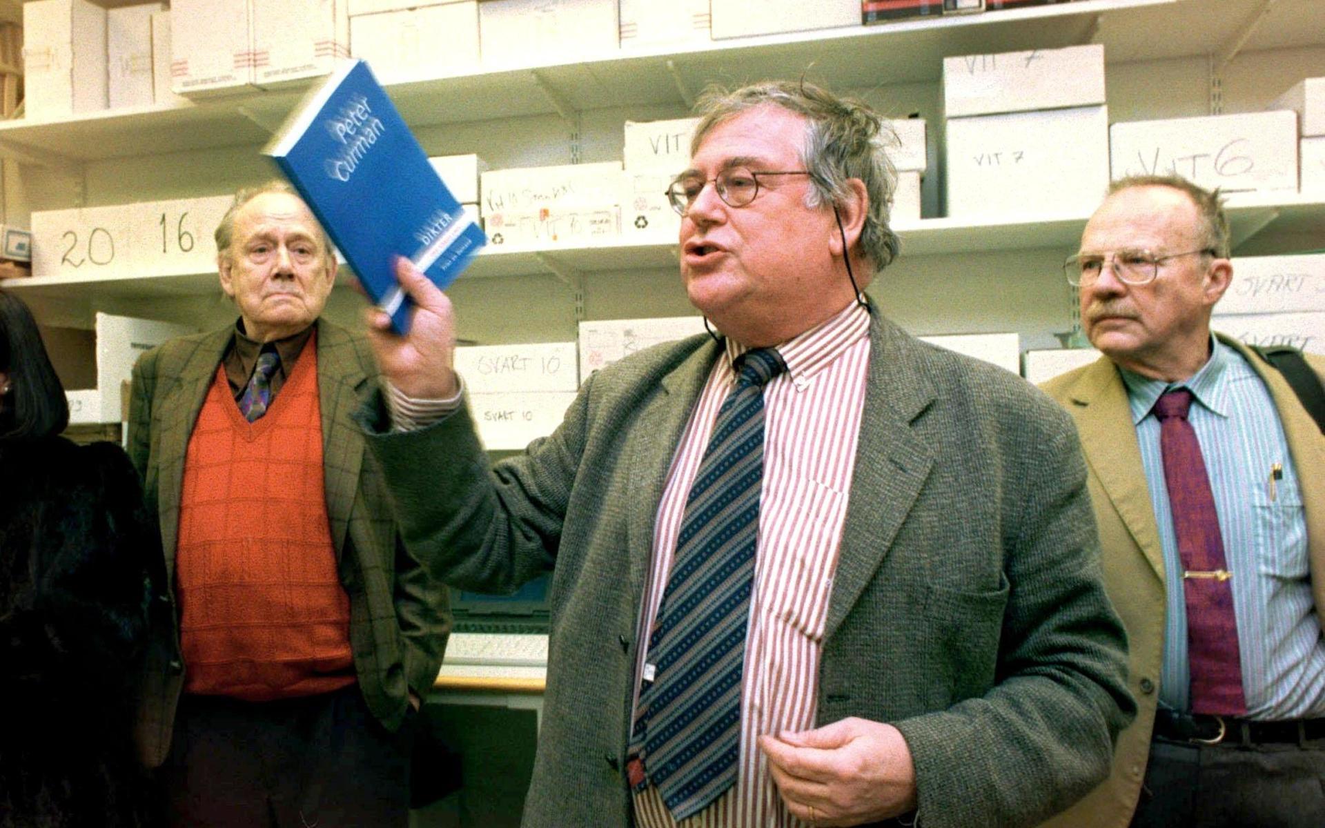 Författarna Lars Forssell, Peter Curman och Jan Myrdal i Stockholm 1997. De möter här pressen för att berätta att de skulle börja trycka sina gamla böcker och texter på ”print on demand” och sedan sälja dem via internet. 