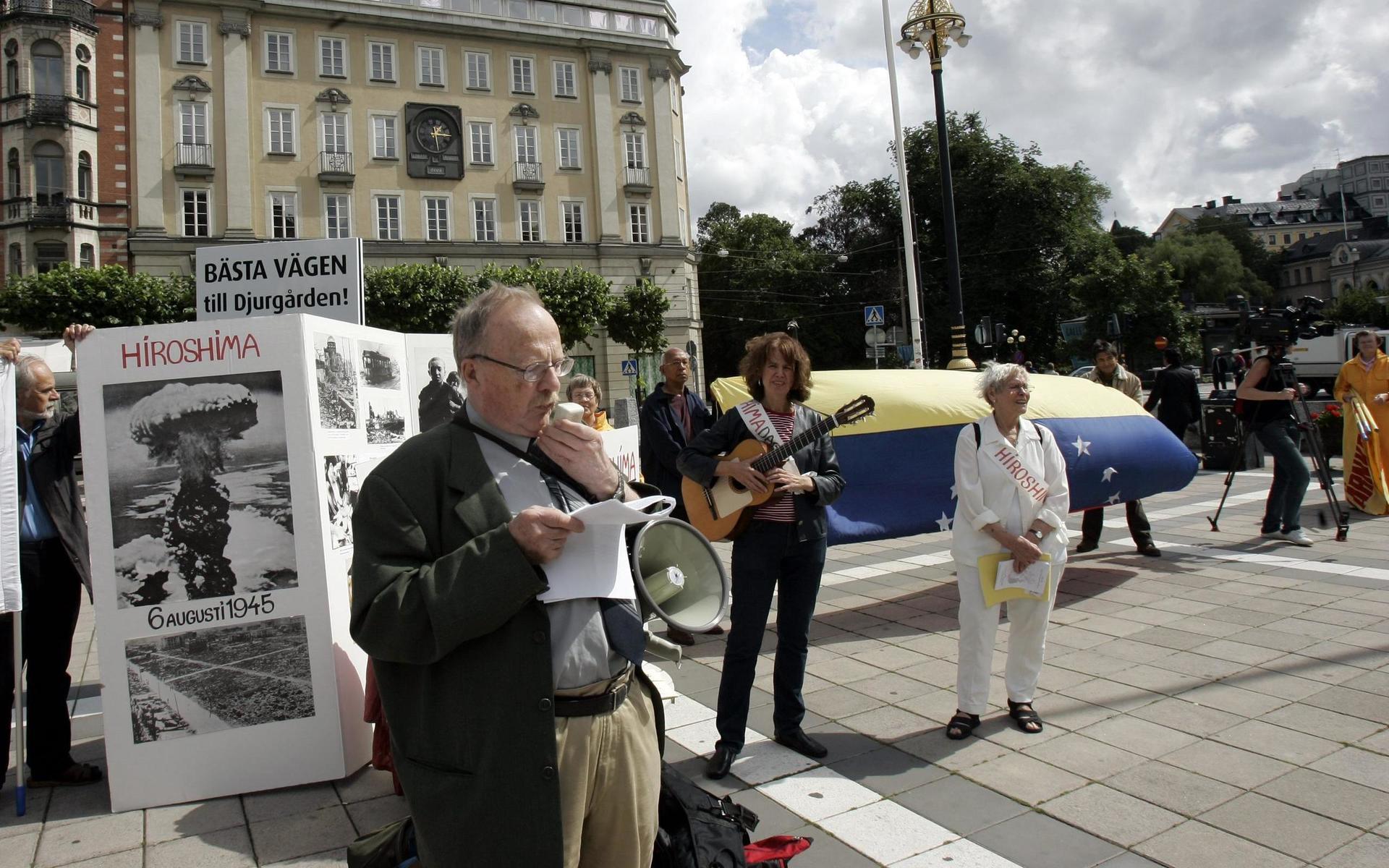 60-årsdagen av atombomberna över Hiroshima och Nagasaki högtidlighölls på Norrmalmstorg i Stockholm i maj 2005. Bland talarna fanns Jan Myrdal.