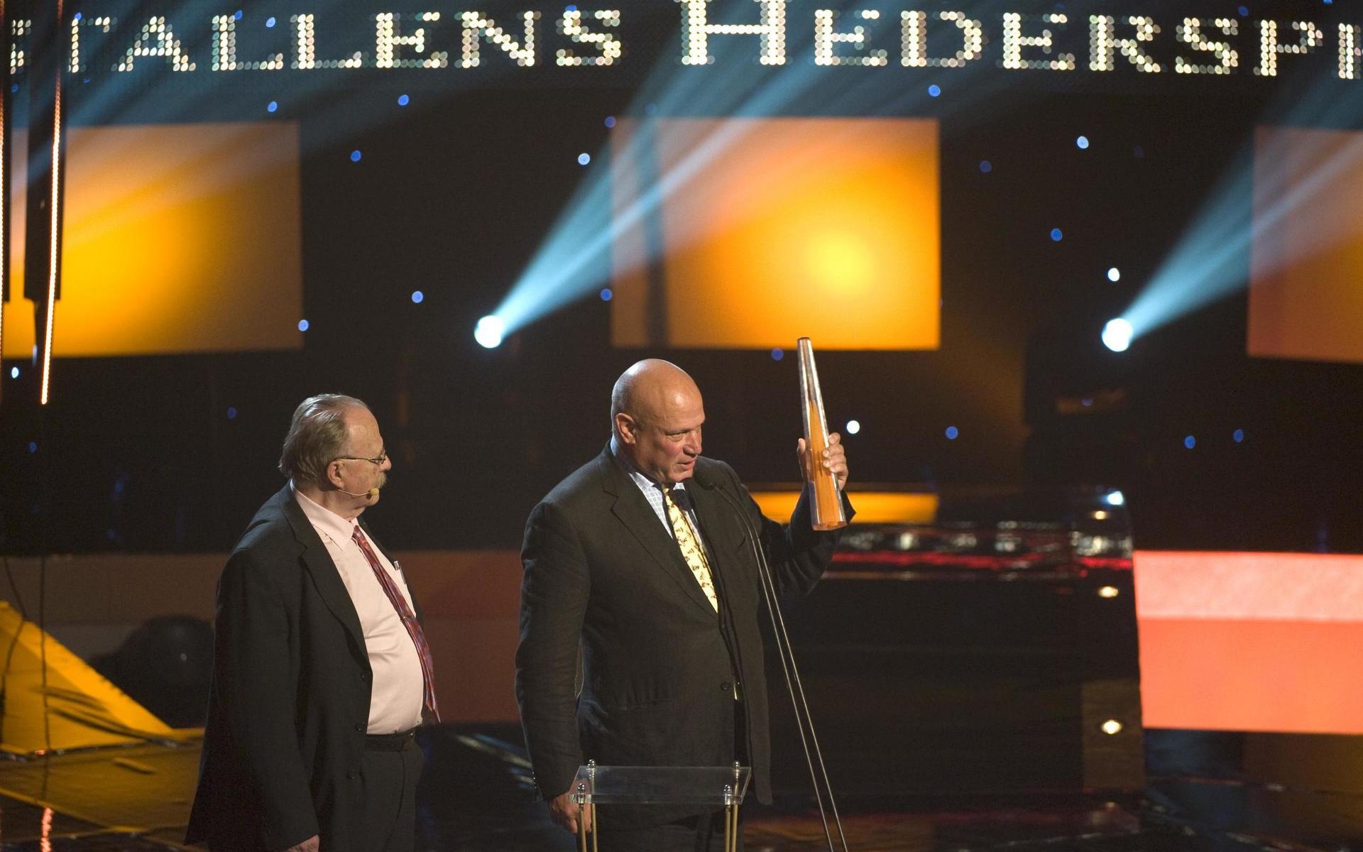 Robert Aschberg får hederspriset av Jan Myrdal när TV-priset Kristallen 2009 delades ut i Globens annex.