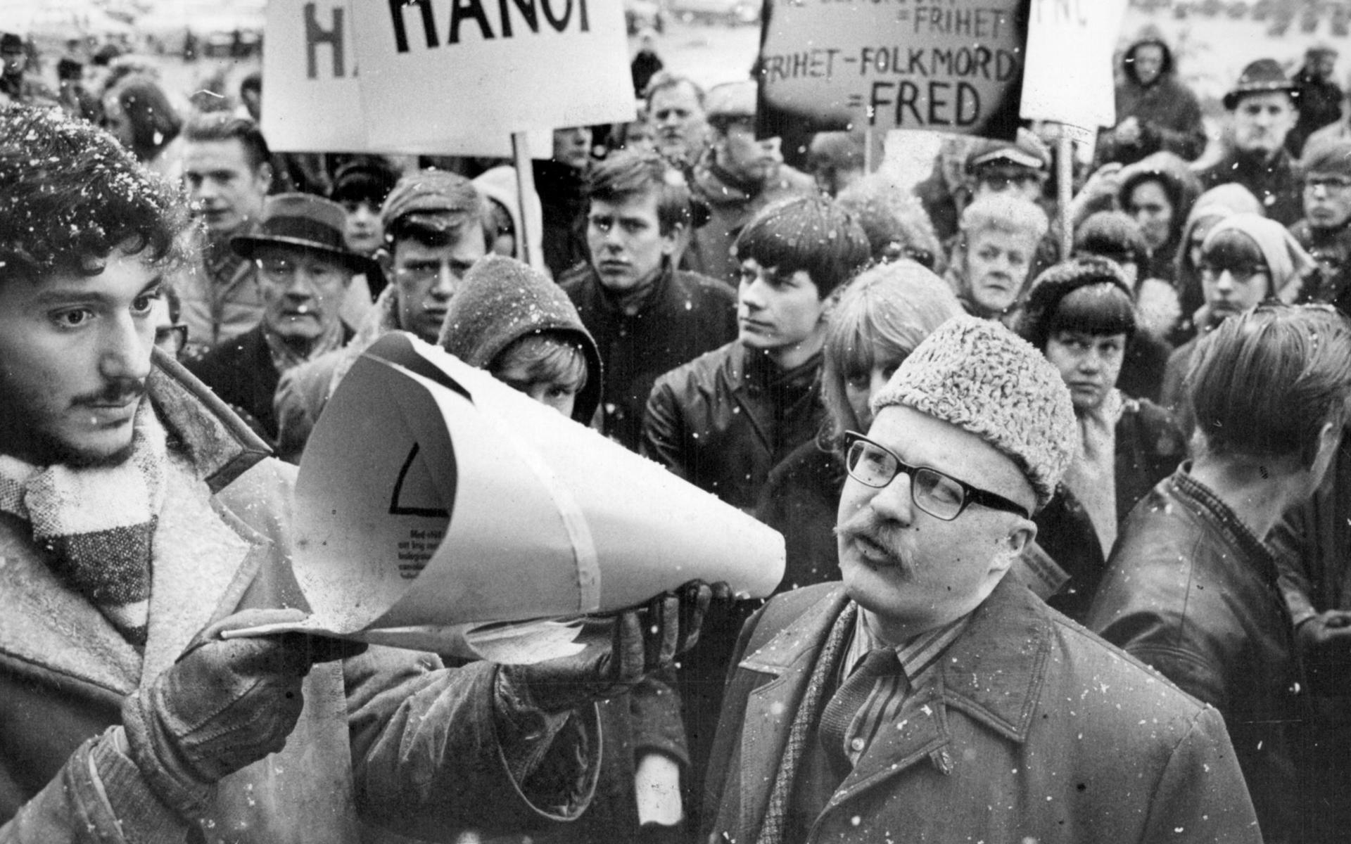 Jan Myrdal talar till demonstranterna vid en Vietnamdemonstration på Medborgarplatsen 1966.