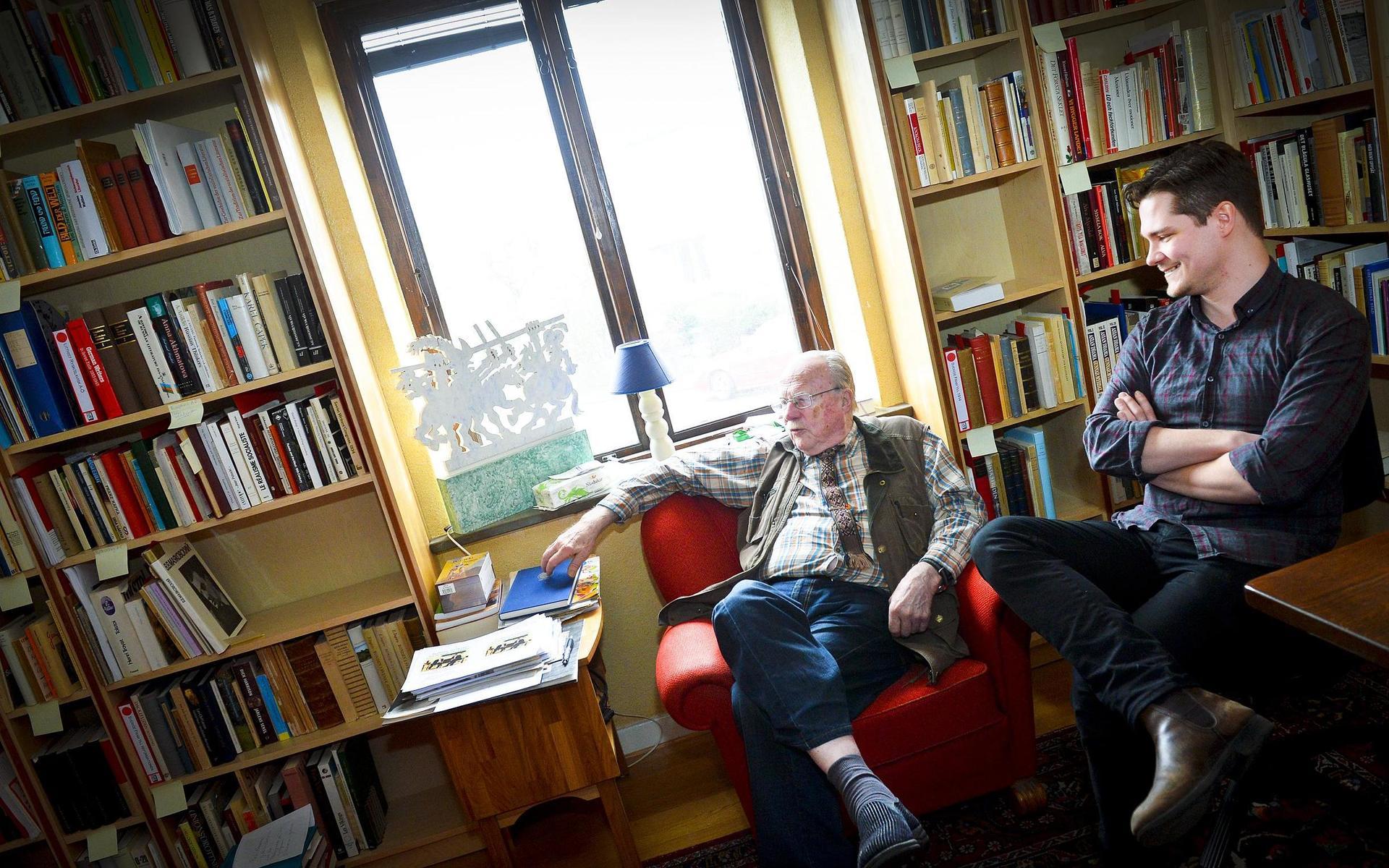 Under våren 2013 gav sig Jan Myrdal och hans granne Anton Honkonen ut på en föreläsningsturné runt om i landet. Samtalen handlade om Myrdals liv som skribent.