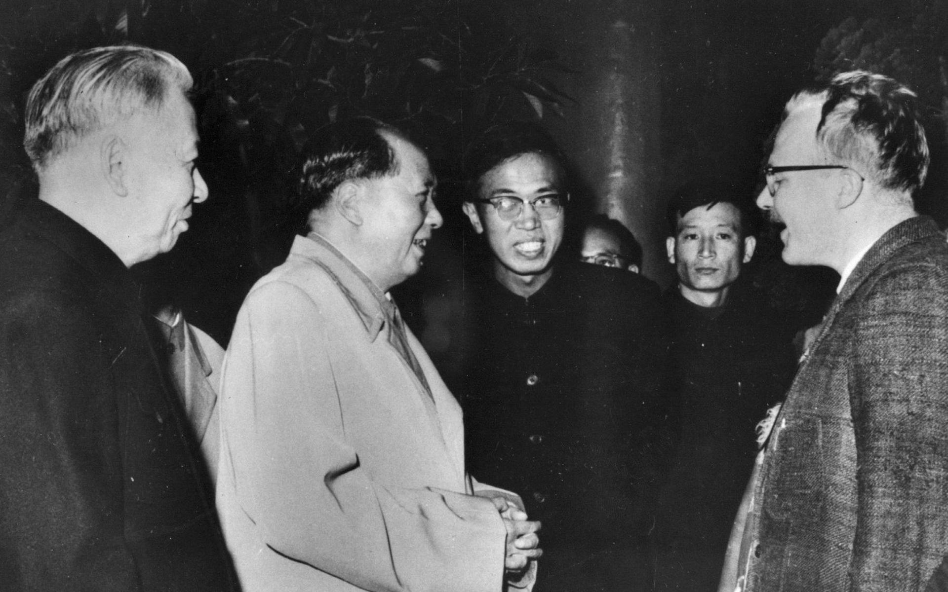 I februari 1967 träffade Jan Myrdal Mao under ett besök i Kina. Hans bok ”Rapport från kinesisk by” från 1963 blev hans genombrott och har översatt till ett flertal språk. Det är en dokumentär reportagebok från den lilla byn Liu Lin i Shaanxi-provinsen i Kina.