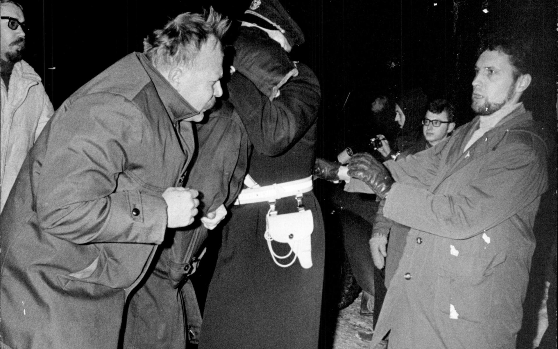 Samma år hamnade Myrdal i bråk med polisen under en demonstration mot Vietnamnkriget.