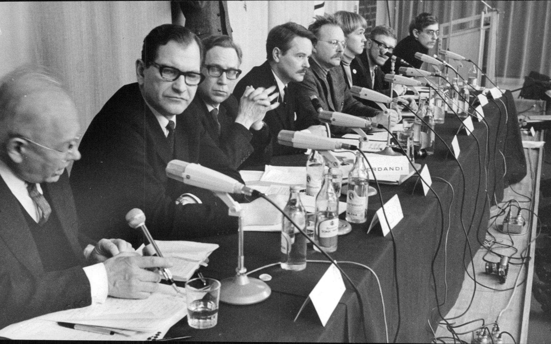 I februari 1968 hölls en Vietnamdebatt i Tekniska gymnasiets aula i Stockholm. I raden syns advokat Arvid Rudling, riksdagsman Nils Carlshamre och rådman Jan Gehlin. Redaktör Herbert Söderström var debattledare och till höger om honom ses Jan Myrdal, Lennart Eng, Björn Grönberg och Bengt Liljenroth. 