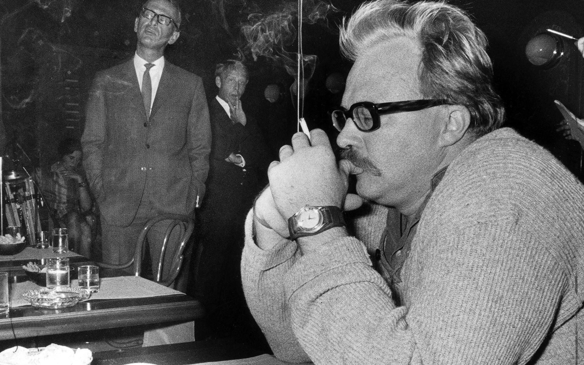 Jan Myrdal lyssnar till Svenska film­institutets chef Harry Schein, bland annat initiativtagare till den svenska filmreformen, under en presskonferens 1969.